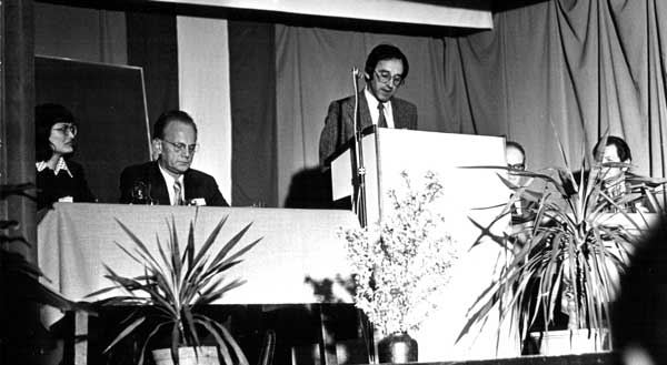 1. Wittgenstein Symposium 1976 <br/>
Elisabeth Leinfellner, Werner Leinfellner, Rudolf Haller (am Podium), Paul Weingartner, Adolf Hübner